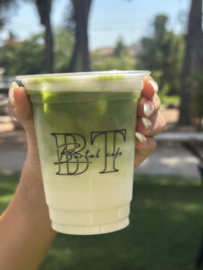 עגלת קפה ברטל יהוד תמונה של כוס שתיה קרה