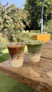 עגלת קפה ברטל יהוד תמונה של כוסות שתיה
