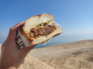 קפסיטו ים המלח פודטראק תמונה של כריך על רקע ים המלח