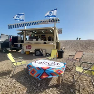 קפסיטו ים המלח פודטראק תמונה של העגלה עם דגלים