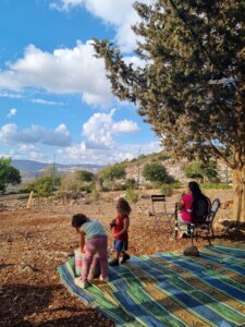 עגלת קפה מי אלמה יובלים תמונה של ילדים על מחצלת