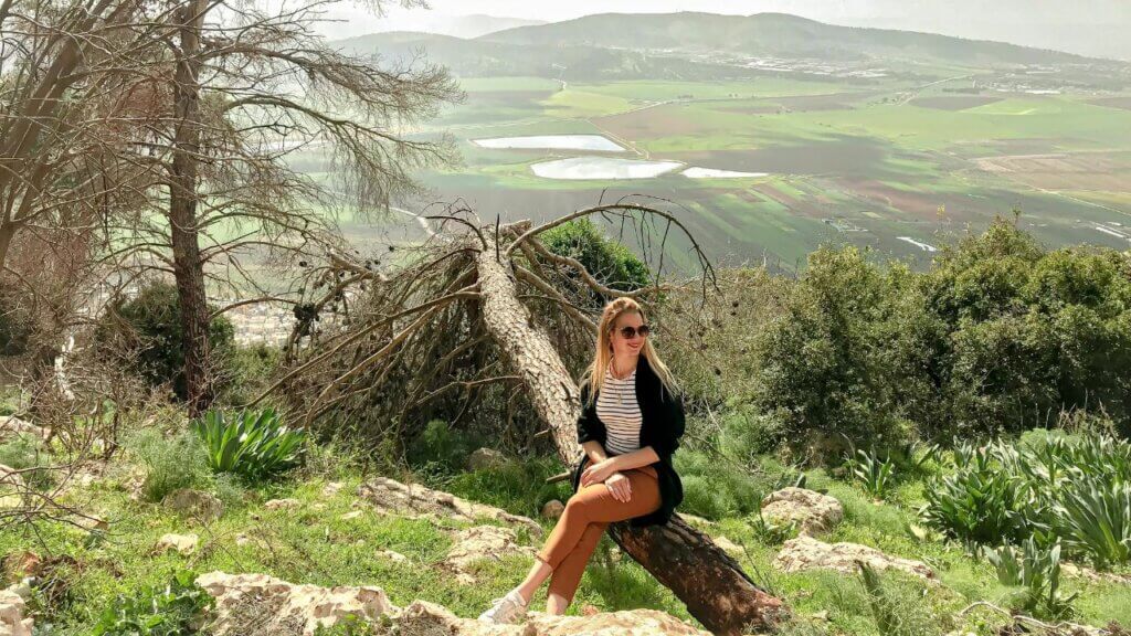 טיול בחנוכה עם ילדים 5 המלצות לטיול בחופשה תמונה של רינת יושבת על עץ