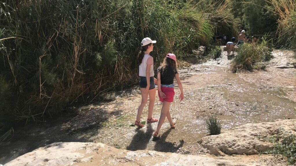 טיול עם ילדים בחנוכה 5 המלצות לטיול בחופשה תמונה של ילדות במים
