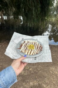 קפה ליד הנחל עגלת קפה תמונה קינוח