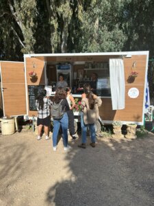 קפה ליד הנחל עגלת קפה תמונה של העגלה