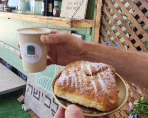 לכישה עגלת קפה תמונה של קפה ומאפה