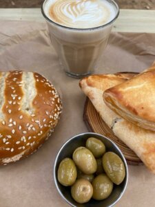 עגלת קפה שולקה קפה מאפים וזיתים