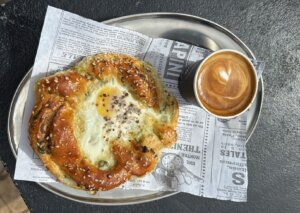 גנה אונו עגלת קפה תמונה של מאפה וקפה