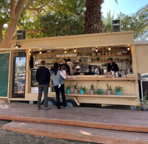 קפאין עגלת קפה ופודטראק מושב פארן תמונה של לקוחות קונים בעגלה