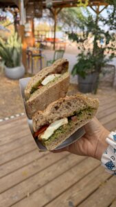 קפה פלורה בחווה עגלת קפה תמונה של אישה מחזיקה כריך