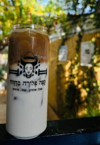 קפה פלורה בחווה עגלת קפה תמונה של כוס