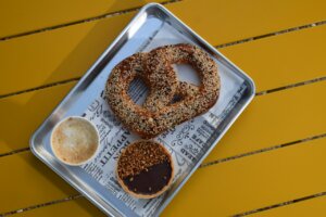 קפיש קפה עגלת קפה שערי תקווה תמונה של בייגל
