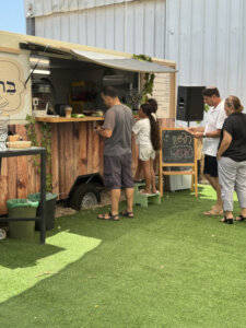 ברברה עגלת קפה מושב ברכיה תמונה של אנשים עומדים בתור לעגלה