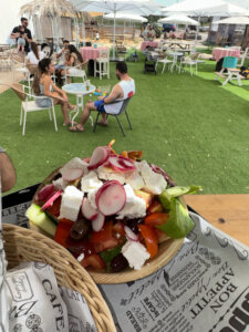ברברה עגלת קפה מושב ברכיה תמונה של מנת ירקות עם נוף העגלה