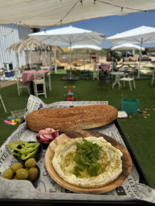 ברברה עגלת קפה מושב ברכיה תמונה של מגש עם חומוס ובייגל ברקע העגלה