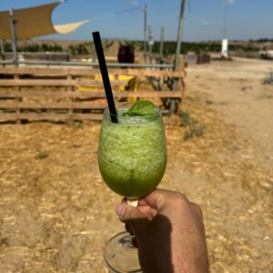 עגלת קפה ברברה תמונה של כוס עם משקה ירוק וקש