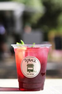 עגלת קפה בוטקה מודיעין מכבים רעות תמונה של כוס שתיה עם קש
