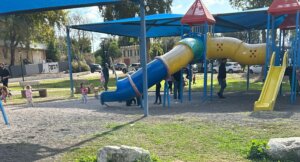 עמנואלה עגלת קפה קיבוץ בחן תמונה של גן שעשועים