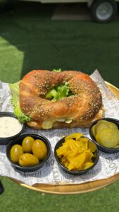 עמנואלה עגלת קפה קיבוץ בחן תמונה של כריך בייגל