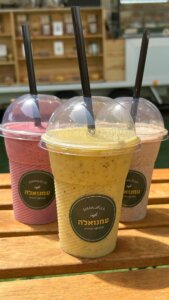 עמנואלה עגלת קפה קיבוץ בחן תמונה של כוסות שייקים