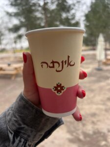 אינתה עגלת קפה תמונה של כוס של אינתה