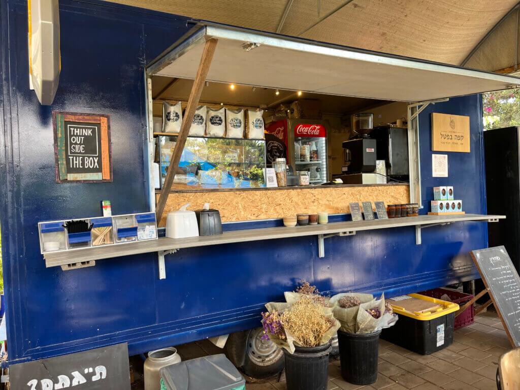 קפה בפטל עגלת קפה ביתן אהרון תמונה של העגלה