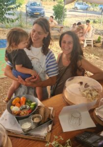 קפה יער עגלת בית לחם הגלילית תמונה של לקוחות בעגלה בשדה