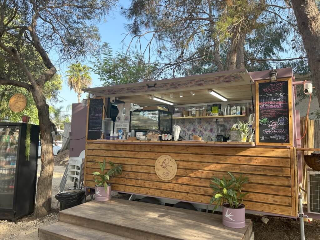 העגלה הסגלגלה עגלת קפה בישוב שדה יצחק תמונה של העגלה