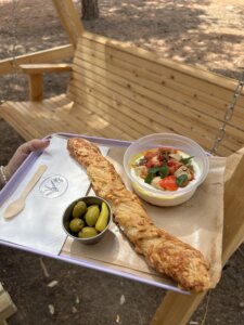 העגלה הסגלגלה עגלת קפה בישוב שדה יצחק תמונה של מגש מאפה זיתים וסלט