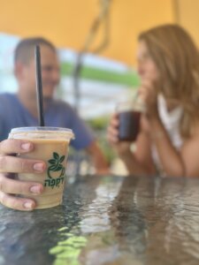 ירקפה עגלת קפה ירקונים פתח תקווה תמונה של זוג ושתיה