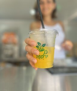 ירקפה עגלת קפה ירקונים פתח תקווה תמונה של שתיה עם לוגו