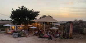 קפה מאנז' עגלת קפה מושב הבונים תמונה של העגלה מרחוק