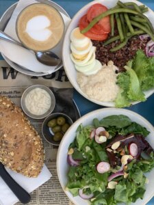 קפה מאנז' עגלת קפה מושב הבונים תמונה של סלטים וקפה