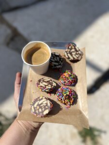 פארם קפה עגלת קפה כפר אוריה תמונה של מגש עם קפה ועוגיות