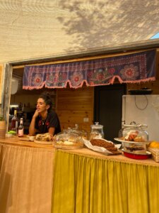 מאיוצ'קה עגלת קפה חדשה מושב גמזו בשפלה תמונה של מוכרת בעגלה