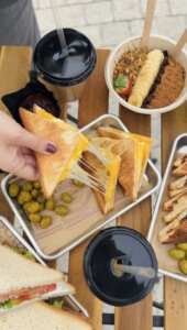 על המזח עגלת קפה בת ים תמונה של טוסטים וזיתים עם שתיה