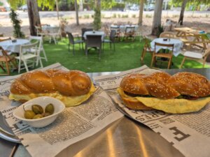 העגלה של מריאן עגלת קפה גן יאשיה תמונה של כריכים
