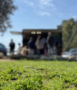 אשרקה עגלת קפה נחל אלכסנדר תמונה של אנשים ליד העגלה