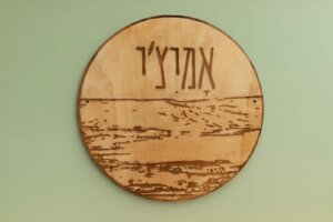 קפה אמיצ'י עגלת קפה כרכום תמונה של שלט העגלה