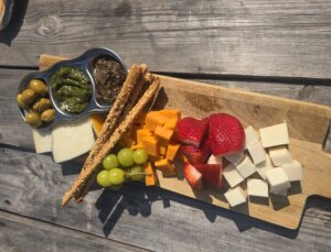 אושה עגלת קפה בוסתן הגליל תמונה של מקלות עם זיתים גבינות ופירות