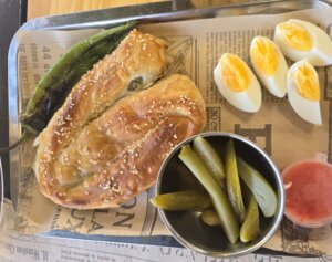 אושה עגלת קפה בוסתן הגליל תמונה של מאפה עם ביצה ומלפפון על מגש