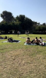 קפה לוצה עגלת קפה גדרה תמונה של לקוחות יושבים על הדשא