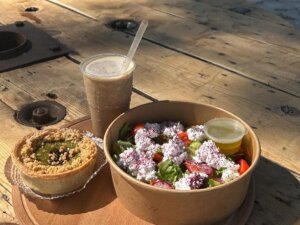 עגלת קפה מוישה קפה בשדה תמונה של סלט מאפה ושתיה