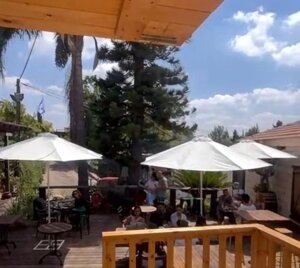 נבו קפה ביקב עגלת קפה מושב מטע תמונה של אנשים אוכלים