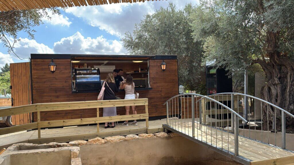 אוליבס באר יעקב תמונה של העגלה