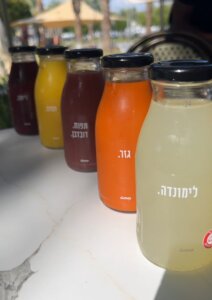 קפה לאגו ראש העין תמונה של מיצים