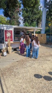 רוז'לה עגלת קפה כפר הריף תמונה של לקוחות ליד העגלה
