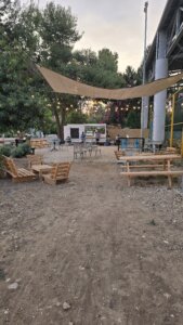 רוז'לה עגלת קפה כפר הריף תמונה של ליד העגלה