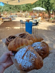 עגליו עגלת קפה קיבוץ הסוללים תמונה של מאפים על מגש