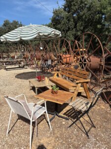 עגליו עגלת קפה קיבוץ הסוללים תמונה של מקומות ישיבה